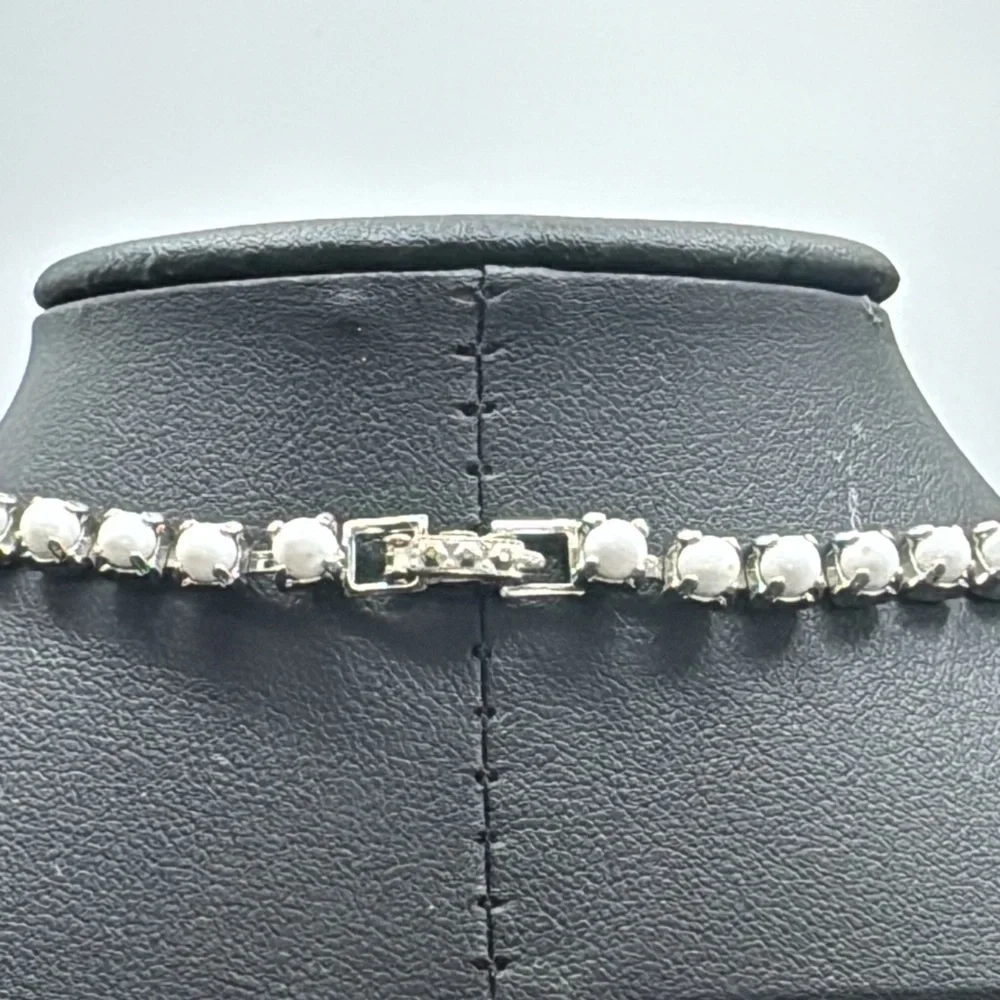 Milk glass and rhinestone necklace. Vintage.​ - Picture 4 of 4